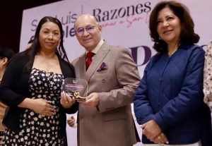 Alcalde Galindo otorga jubilaciones en emotiva ceremonia