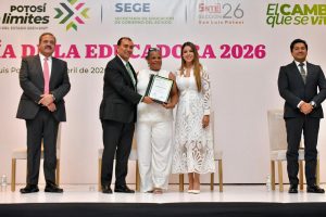 GOBIERNO ESTATAL RECONOCE A LA EDUCADORA POTOSINA